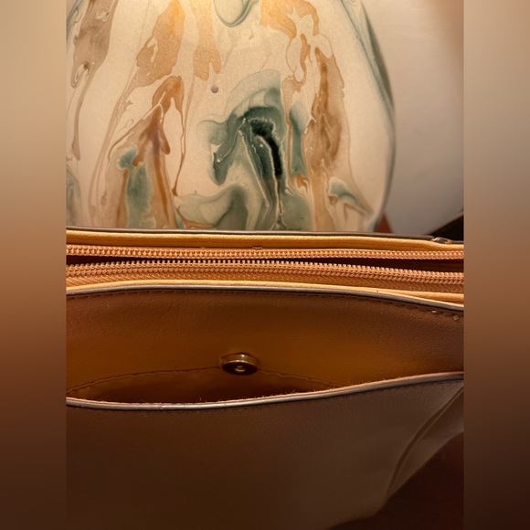 Liz Claiborne Cross Body or Shoulder Tan Purse With Black Strap and Gold Accents - Picture 2 of 7